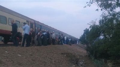 ركاب قطار «القاهرة - الصالحية» يفترشون الأرض بعد تعطله 45 دقيقة