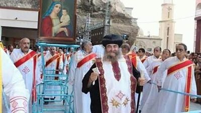 بالصور.. محافظ أسيوط يهنئ الأقباط بذكرى لجوء العذراء إلى جبل درنكة