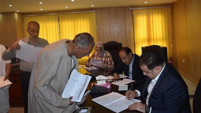 بالصور.. محافظ الفيوم يمنح بعض المواطنين فرص عمل ومعاشات