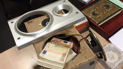 إحباط تهريب ٩٣ ألف يورو داخل «سماعة كاسيت» بمطار القاهرة