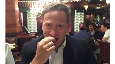 بالصور.. متحدث الحكومة البريطانية يصوم تضامنا مع السوريين