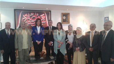 نقابة الصيادلة تناقش مع وزارة الهجرة ملف العاملين بالخارج