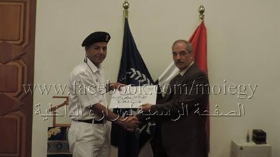 أمين شرطة يرفض التلاعب في أحراز قضية ووزير الداخلية يكرمه