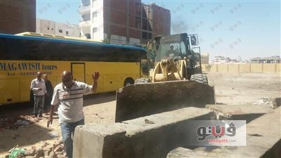 بالصور.. إزالة 700 متر تعد على أراضي الدولة في الغردقة