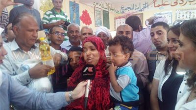 بالصور.. وزيرة التعاون توزع سكرا وزيتا على أولياء تلاميذ مدارس قنا