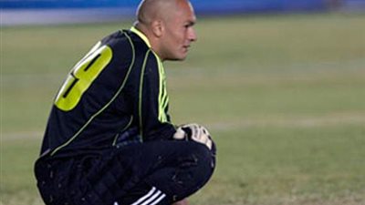 وسطاء يعرضون حارس 