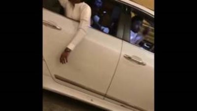 بالفيديو.. رد فعل فتاة سعودية تحرش بها الشباب أمام مول