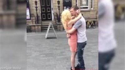 بالفيديو.. رجل يتقدم لخطبة صديقته بعد حصولها على «489 لايك» على فيس بوك