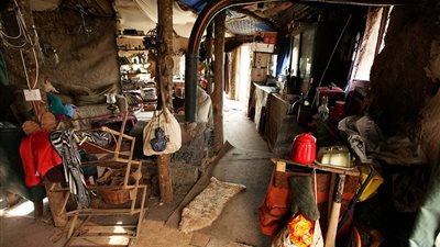 بالصور.. منزل من الطين يشفى امرأة من الإنفلونزا المزمنة