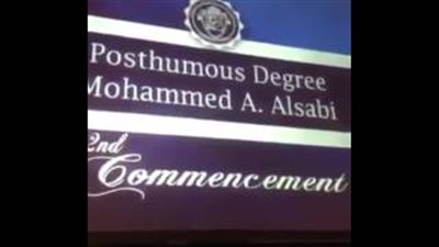 شاهد.. لقطات مؤثرة لأب يستلم شهادة تخرج ابنه المتوفى