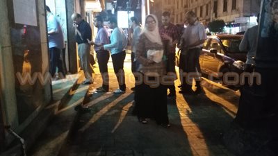 بالصور.. مجمع المنشية الاستهلاكي بالإسكندرية يوزع السكر ليلا