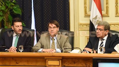 انتعاشة اقتصادية تنتظر مصر بعد الموافقة على إقراضها 12 مليار دولار.. بعثة صندوق النقد تؤكد على حماية محدودي الدخل وترشيد النفقات.. محافظ البنك المركزي: نعاني من اختلالات مالية.. وقادرون على ضبط السوق