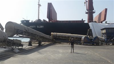 شحنة قمح أمريكية تصل إلى ميناء الحديدة باليمن