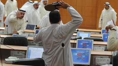 بالصور.. «كيم كارداشيان وضرب الأحذية».. فضائح حلت البرلمان الكويتي