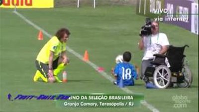 بالفيديو..معاق يخطف الأنظار في مران البرازيل