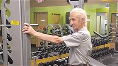 بالفيديو والصور.. عجوز يحرج رواد صالة ألعاب رياضية