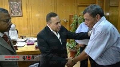 محافظ الإسماعيلية يكرم موظفا رفض رشوة نصف مليون جنيه