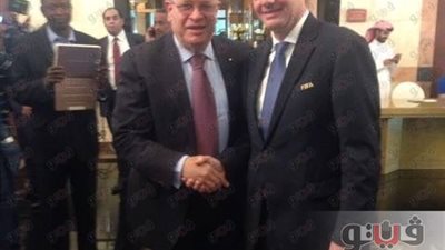 بالصور.. كردي وعبد الفتاح يلتقطان الصور التذكارية مع رئيس الـ«فيفا»