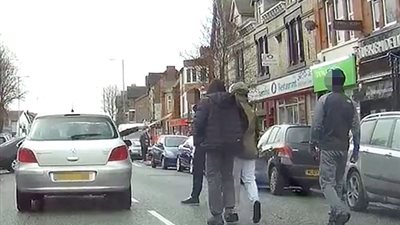 بالفيديو والصور.. سائق يدافع عن سيارته بطريقة مرعبة