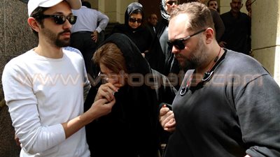 بالفيديو والصور .. انهيار والدة كريم عبد العزيز بجنازة والدتها أمام «عمر مكرم»