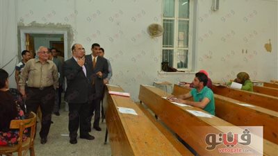 رئيس جامعة أسيوط يتفقد لجان امتحانات التعليم المفتوح بـ«الآداب»