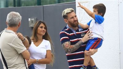 بالصور.. «ميسي» يصطحب ابنه «تياجو» من المدرسة