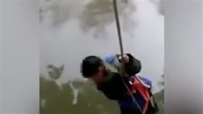 بالفيديو.. أب يعاقب ابنه على السرقة بتعليقه فوق نهر