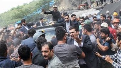 بالفيديو.. لحظة هجوم الأهالي على سيارة الرئيس الإيرانى