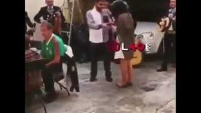 بالفيديو.. فتاة لم تصدق طلب حبيبها الزواج منها فسقطت فاقدة الوعي