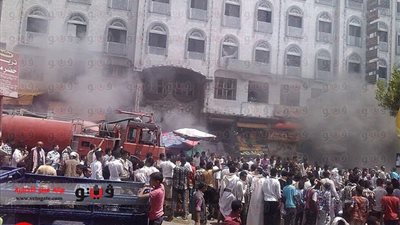 بالصور.. حريق هائل يلتهم عدة محال تجارية في اليمن