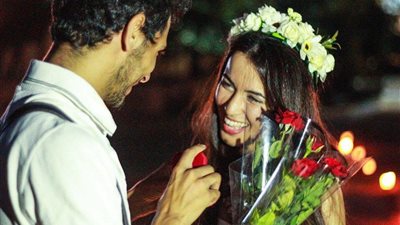 بالصور.. شاب يفاجئ حبيبته بطلب زواج مذهل