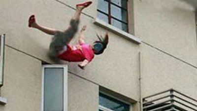 التحقيق في واقعة إلقاء موظف بزوجته من البلكونة بشبرا