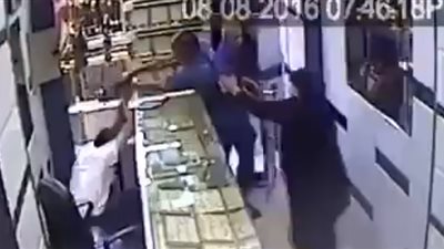 بالفيديو.. امرأة شجاعة تنقذ محل ذهب من السرقة بالإسكندرية