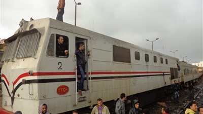 متضررو الإسكان ببورسعيد يمنعون 3 قطارات من دخول المحطة