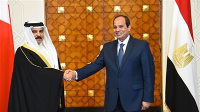 نشرة الـ4.. عاهل البحرين يقلد السيسي أرفع وسام في المملكة