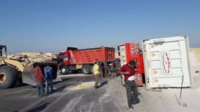 انقلاب سيارة نقل محملة باسطوانات غاز على طريق الفيوم الصحراوي