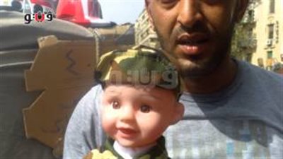 بالفيديو.. «عروسة السيسي» بـ 40 جنيها في ميدان التحرير