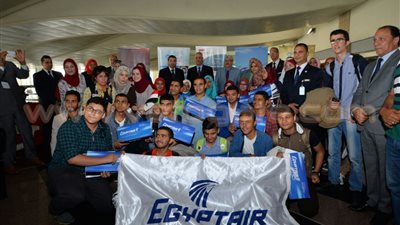 «مصر للطيران» تودع أوائل الثانوية قبل سفرهم إلى ألمانيا.. تذاكر مجانية لـ«رحلة العمر».. استقبال 36 طالبا بصالة الخدمة المميزة.. و«مسلم»: نسعى لدعم المتفوقين وإكسابهم مهار