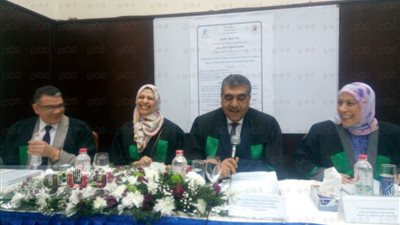 بالصور.. وزير قطاع الأعمال يناقش رسالة ماجستير بتجارة القاهرة