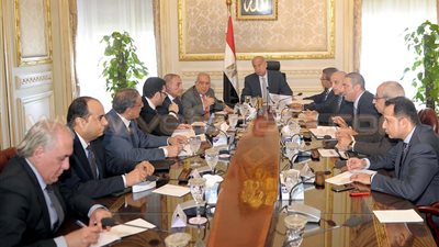 شريف إسماعيل يتعهد بحل منازعات قضايا الضرائب