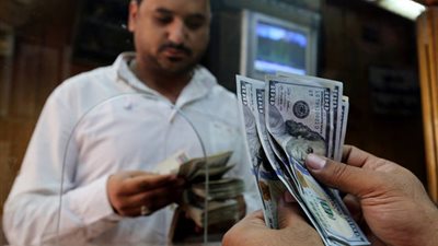 جمارك مطار القاهرة تبدأ تثبيت سعر الدولار الجمركي