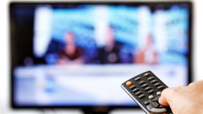 «ألاعيب نصابي الفضائيات لخداع المرضى».. برامج تروج لأدوية مسرطنة.. أطباء مزيفون للدعاية الإعلانية.. فنانون في قفص الاتهام.. و«حماية المستهلك»: أحلنا المخالفات للنيابة العامة