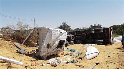 انقلاب شاحنة محملة بالقمح بالوادي الجديد