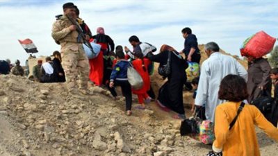 مصير 1.5 مليون شخص في الموصل تحت وطأة نيران الحرب.. إنشاء 11 مخيمًا لاستيعاب المهاجرين.. رئيس وزراء العراق يطالب المدنيين بالبقاء في منازلهم لحين تجهيز ممرات آمنة.. و367 مليون دولار لتأمين النازحين