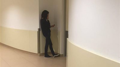 بالصور.. ابنة «سيف اليزل» تنهار داخل مستشفى السلام بالمعادي