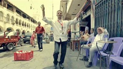 القبض على «رجب» يشعل مواقع التواصل الاجتماعي.. «محمدي»: «بيشتغل في مقهى أسوان بالكوربة ورقص في كليب بشرة خير».. «يونس»: «خد كيلو السكر بـ١٠٠ جنيه ومحضر هدي