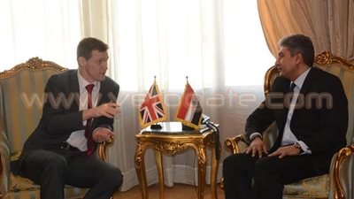 وزير الطيران يلتقي السفير البريطاني بالقاهرة لبحث سُبل التعاون