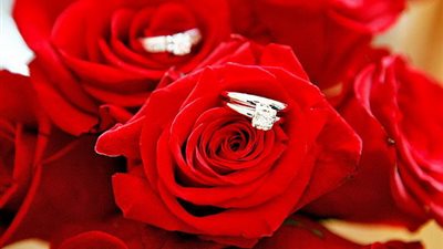 بالصور.. أغرب طرق تقديم خاتم الزواج