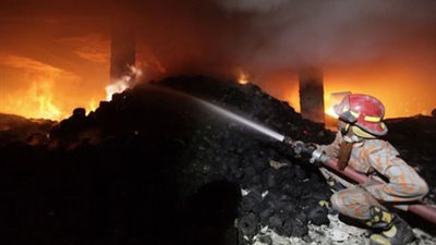 إخماد حريق بأحد مصانع 