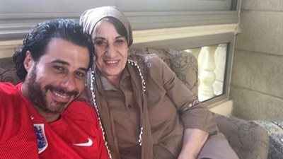 أحمد السعدني ينشر صورته مع والدته.. والجمهور: متغيبش كدة بتوحشنا